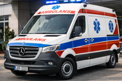 karetka pogotowi przed szpitalem